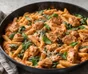Hähnchenstreifen mit Paprika, Zwiebeln und warmen Tortillas auf der Pfanne