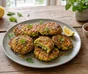 Goldbraune Zucchini-Halloumi-Puffer mit Sesam, Minze und einem feinen Chili-Honig-Faden