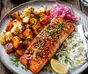 Ofenlachs mit gebräuntem Gemüse und Zitrone auf einem Backblech