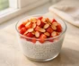 Chia-Joghurt-Pudding im Glas mit gehackten Erdbeeren und gerösteten Mandelblättchen